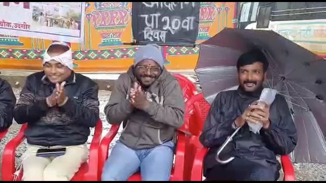 निष्क्रिय अधिकाऱ्यांच्या विरोधात पत्रकारांचे विसाव्या दिवशी छत्रपती शिवाजी महाराज चौक येथे पावसात लटपट कापो धरणे आंदोलन