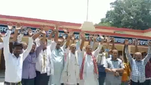 रजबहा नहर की सफाई ना होने से हैदरगढ़ स्थित सिंचाई विभाग कार्यालय पहुंचे आक्रोशित किसानों ने दफ्तर का किया घेराव