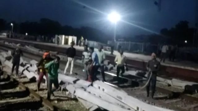 रामसनेहीघाट: दरियाबाद स्टेशन पर बड़े यात्री जीआरपी ने रोकी रुदौली में पैसेंजर ट्रेन