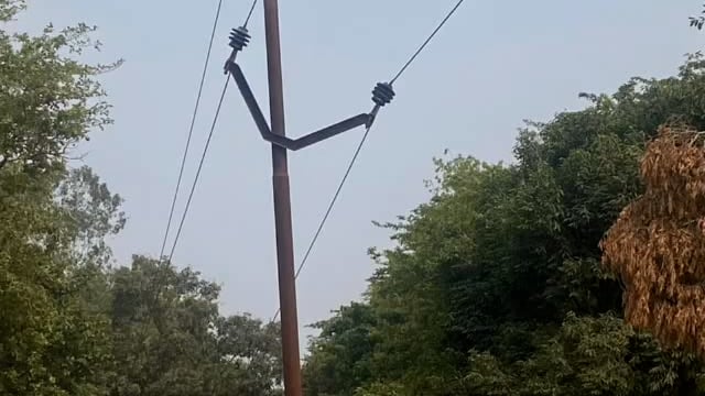 शहपुर सिंगारजोत मार्ग पर सिरसिया पावर हाउस के पास टूटे आर्म क्रास से गुजर रही 33 हजार की लाईन दुर्घटना की आशंक।