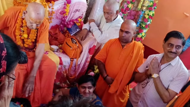 सैकड़ों भक्तों ने लिया गुरुमंत्र
डलमऊ रायबरेली। वैसे तो गुरु पूर्णिमा का एक अलग महत्व है लेकिन  डलमऊ गंगा घाट पर भक्त 