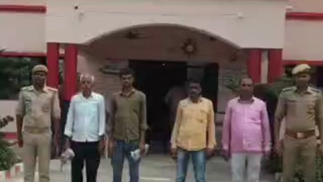 वजीरगंज थाना क्षेत्र के चार व्यक्तियों को शांति भंग करने की आशंका में पुलिस ने गिरफ्तार कर न्यायालय किया रवाना 