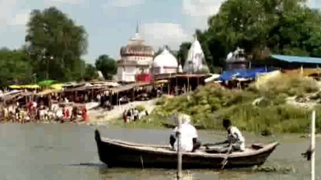 रायबरेली जिले के अलग-अलग प्रमुख गंगा घाटों में गुरु पूर्णिमा के मौके पर श्रद्धालुओं ने गंगा में लगाई डुबकी