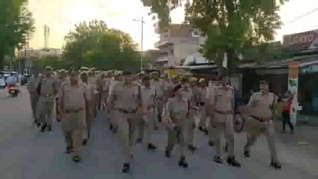 महोबा पहुंचे आईजी ने समीक्षा बैठक कर मुख्यालय में किया पैदल मार्च