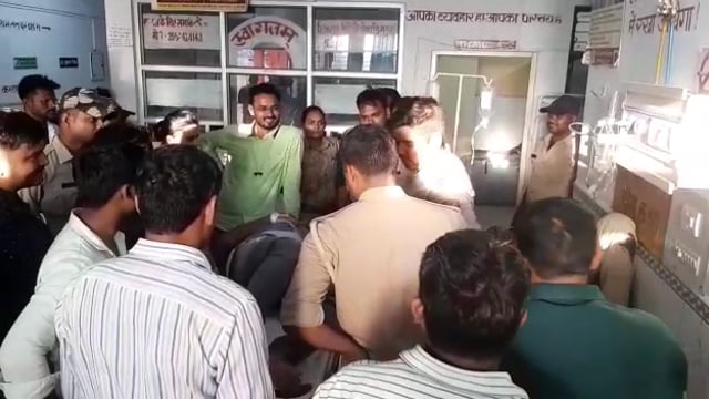 दो बाइक की आमने सामने टक्कर में चार लोग घायल