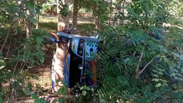 घाघरा घाट के पास कार से टकराकर अनियंत्रित होकर पलटी बस एक मौत 6 घायल