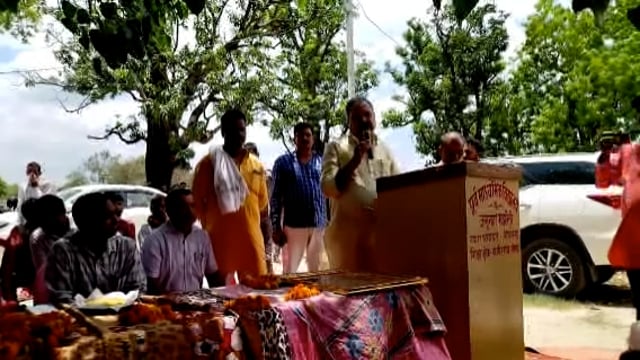 वजीरगंज पौधरोपण दिवस समारोह में उपस्थित लोगों को तरबगंज विधायक प्रेम ग्राम पांडेय ने किया संबोधित