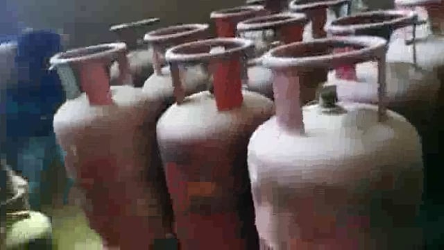 सिमरधा में काला बजारी करते भारी संख्या में खाद्य व विभिन्न कंपनियों के सिलेंडर हुए बरामद