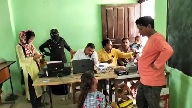 वजीरगंज के केंद्रीय विद्यालय में शिक्षा विभाग ने शिविर लगाकर नामांकित बच्चों का आधार कार्ड बनाया