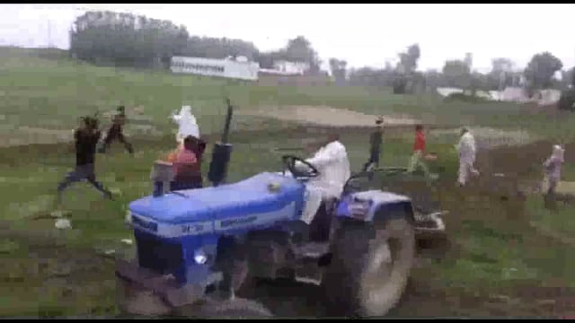 दो पक्षों में जमकर चटकी लाठिया,ट्रैक्टर से कुचलने कि कोशिश, एक हुआ अचेत

वीडियो वायरल