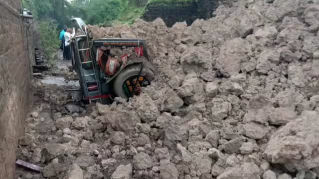 करडखेल येथे क्रूझर जीपवर मातीचा बुरुज कोसळला