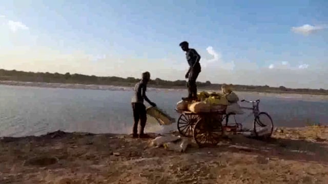 गंगा की कटान को रोकने के लिए डाला जा रहा है नगरपालिका का मलबा