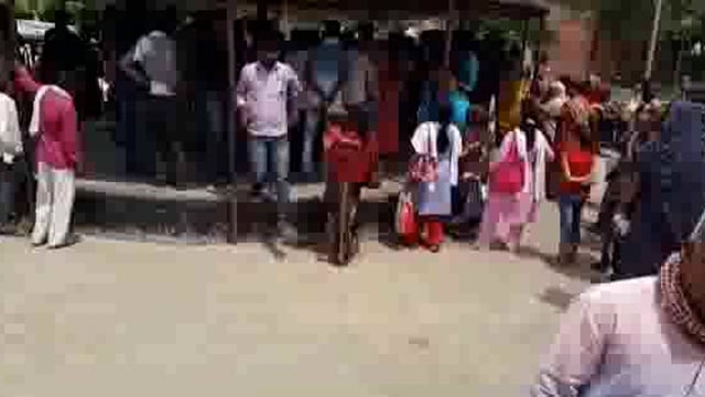 लालगंज थाना क्षेत्र के हाजी के पुरवा गांव के पास दो बाइकों की टक्कर में एक व्यक्ति की हुई मौत 2 लोग घायल।