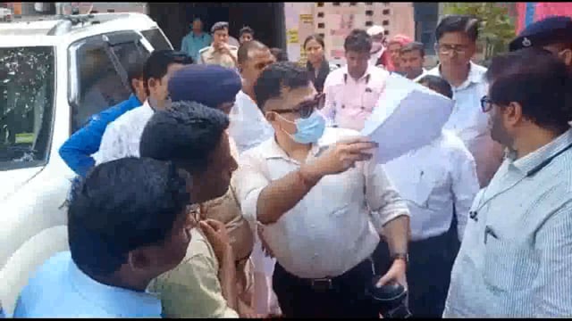 पकड़िया ग्राम स्थित कब्रिस्तान की घेराबंदी को लेकर ग्रामीणों ने फलका में जिला पदाधिकारी को सौंपा आवेदन 