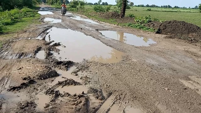 मड़ावरा-गिरार मार्ग में गड्डे ही गड्डे, चौबीस गांव के लोग उठा रहे परेशानी,जख्मी सड़क से आए दिन हो रहे घायल