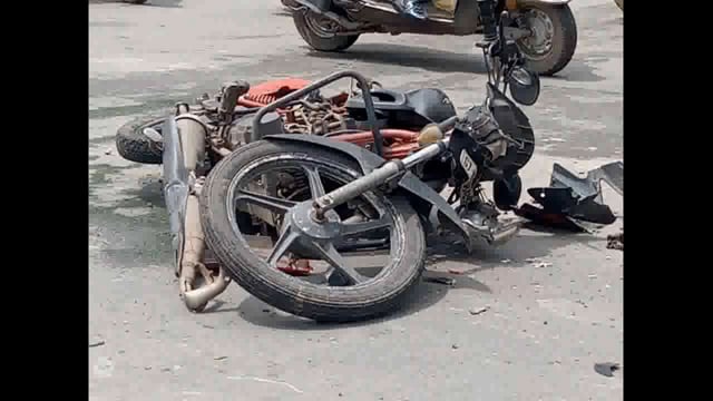 खरसुंडी झरे रस्त्यावर इंडियन ऑइल पेट्रोल पंपा समोर चिंचाळे गावाच्या हद्दीत मोटरसायकल व चार चाकी मध्ये अपघात दोघेजण जखमी
