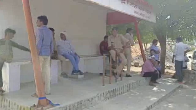 डम्फर की टक्कर से बाइक सवार युवक की दर्दनाक मौत