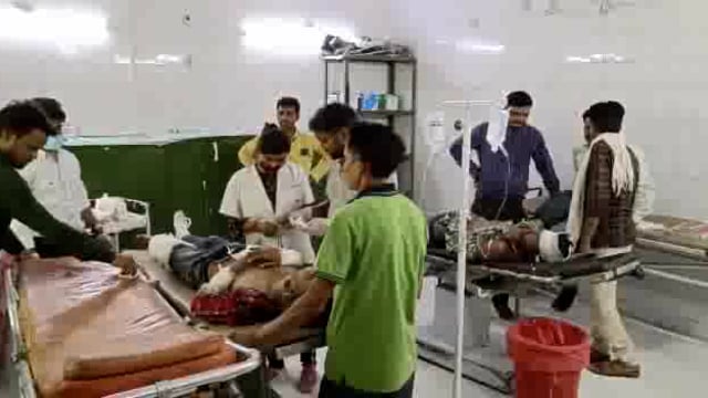 डम्फर की टक्कर से बाइक सवार 2 छात्र गम्भीर रूप से घायल