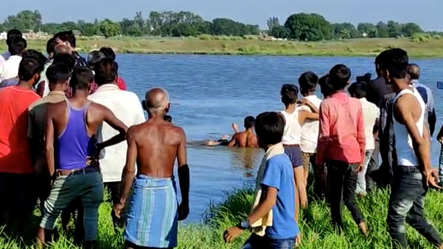 संदिग्धपरिस्थितियों में मां बेटी की पोखरे में मिली लाश