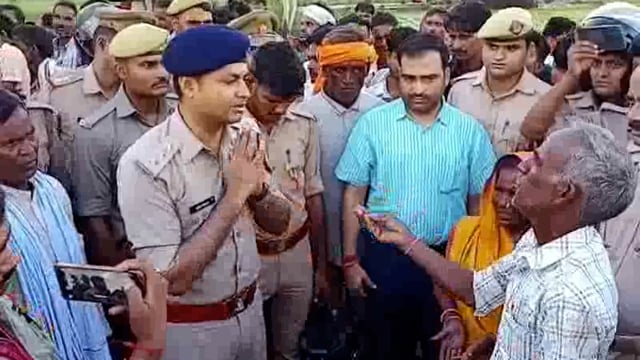 सड़क दुर्घटना के बाद आक्रोशित ग्रामीणों ने हाईवे पर शव रखकर किया प्रदर्शन, मुआवजे की मांग