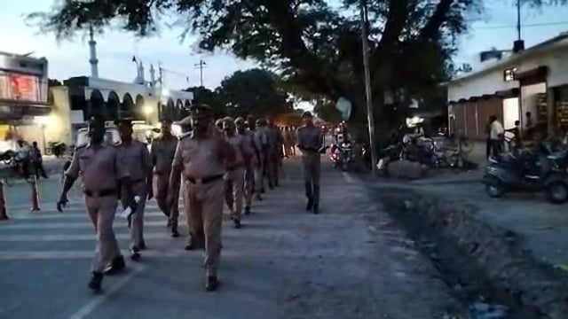 वजीरगंज थाना अध्यक्ष के नेतृत्व में पुलिस ने पैदल गस्त कर कानून व्यवस्था मजबूत करने का दिया संदेश 