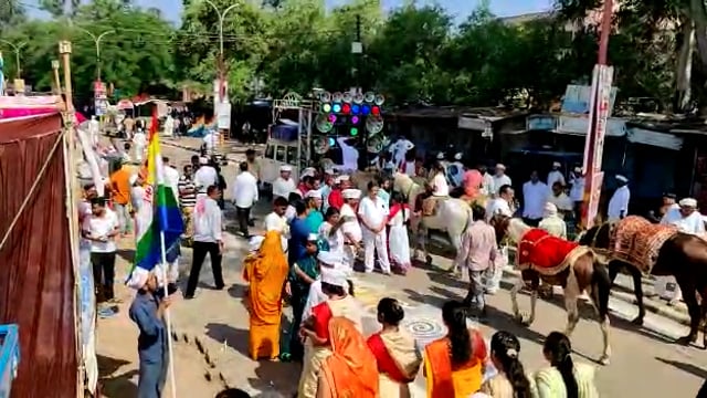 ललितपुर में आचार्य श्री सुधा सागर जी के आगमन पर उमड़ा जनसैलाब रास्ते चौराहे चौराहों पर रही श्रद्धालुओं की भीड़ 