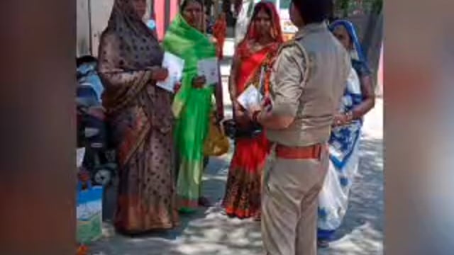 वजीरगंज उपनिरीक्षक शिव लखन सिंह के नेतृत्व में पुलिस ने मिशनशक्ति अभियान केतहत जागरूकता अभियान चलाया 