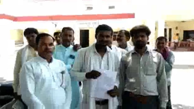 सिमरधा गांव में की जा रही गैस सिलेंडर व खाद की कालाबजारी करने वालों के ऊपर ग्राम प्रधान द्वारा जिलाधिकारी से की कार्रवाई