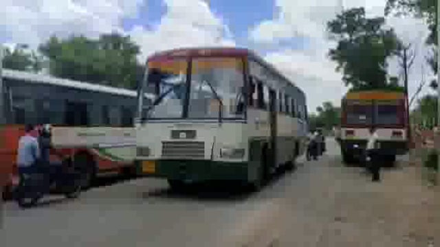 कोंच,प्रधानमंत्री मोदी करेंगे बुंदेलखंड एक्सप्रेस वे का लोकार्पण लाभार्थियों को लेने पहुंची परिवहन विभाग की सैकड़ों बसें