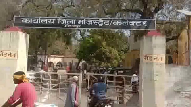 पाइप पेयजल योजना ग्रामीणों के लिए बना मुसीबत सड़क खोदकर बिछाई जा रही है पाइप,डीएम को ज्ञापन सौंपकर सड़क बनवाने की मांग