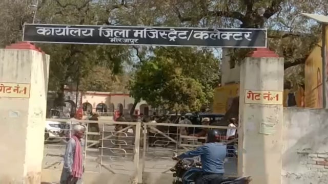 दबंग जबरन खेत से निकाल रहे हैं मिट्टी बुजुर्ग डीएम को ज्ञापन सौंपकर कार्रवाई की मांग