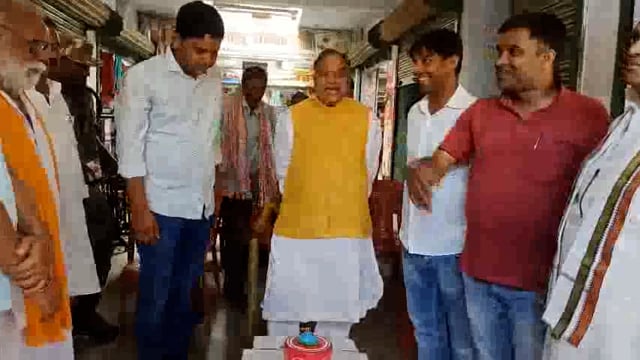 पंजवारा में बांका विधायक रामनारायण मंडल ने कार्यकर्ताओं के साथ अपना जन्मदिन मनाया।