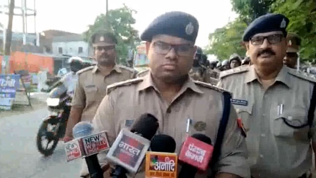 आगामी त्यौहार के दृष्टिगत सभी थाना अध्यक्ष क्षेत्र में अपने हमराहियों के साथ करे गस्त इटवा में पुलिस अधीक्षक अमित कुमार 