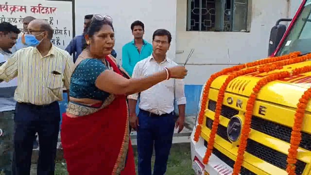 हसनगंज प्रखंड को मिली अत्याधुनिक सुविधाओं से लैस एंबुलेंस, प्रखंड प्रमुख ने हरी झंडी दिखाकर किया रवाना