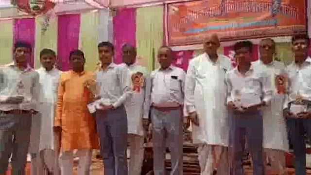 लखीमपुर खीरी (यूपी) श्रीपाल सिंह सरस्वती विद्या मंदिर इंटर कॉलेज में मनाया गया मेधावी छात्र अलंकृत समारोह