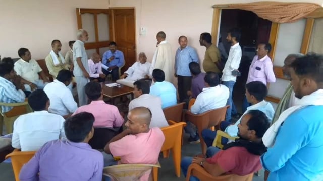 इटवा स्थित अपने आवास पर MLA माता प्रसाद पांडे में सुनी क्षेत्र वासियों की समस्या अधिकारियों को निस्तारण के दिए निर्देश ।