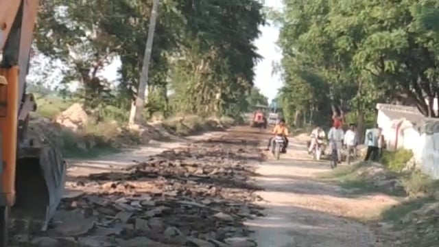 वजीरगंज के अंतर्गत ग्राम पंचायत मझगवां में शुरू हुआ सड़क का चौड़ीकरण कार्य ग्रामीणों में खुशी
