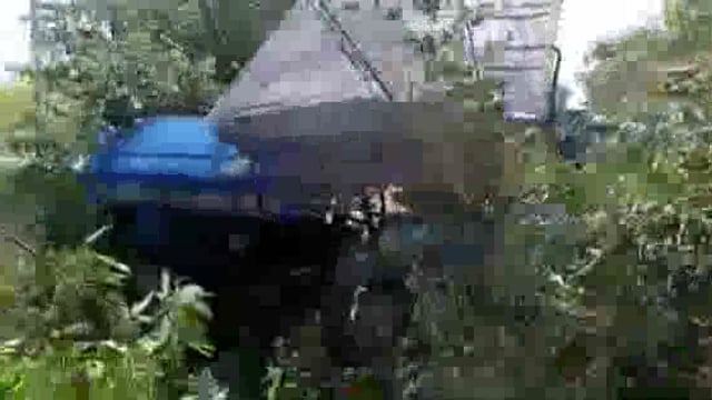 लालगंज थाना क्षेत्र के रण गांव गांव के पास अनियंत्रित ट्रैक्टर ट्राली पलटा बाल-बाल बचे सभी लोग।