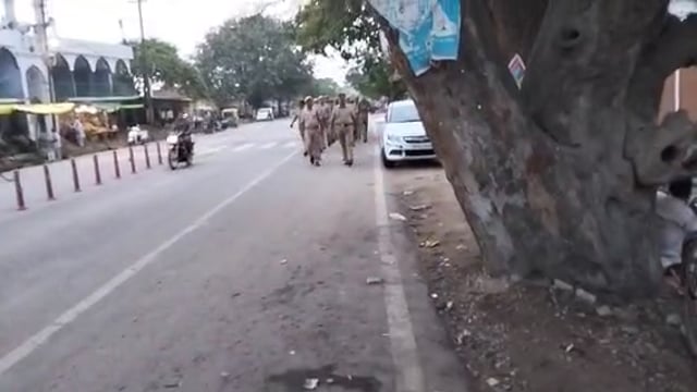 वजीरगंज थाना अध्यक्ष के नेतृत्व में पुलिस ने पैदल गस्त कर कानून व्यवस्था मजबूत करने का दिया संदेश 