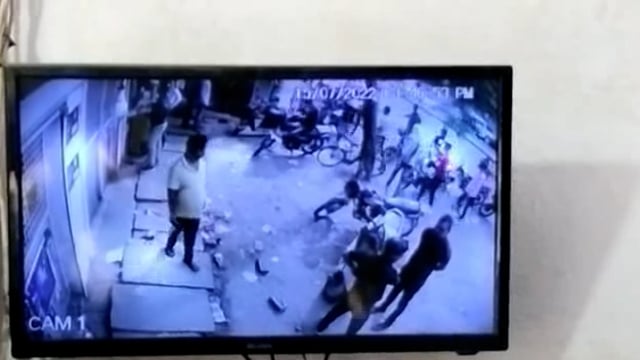 उधार शराब नही दिया तो मॉडल शाप पर चले कई बम