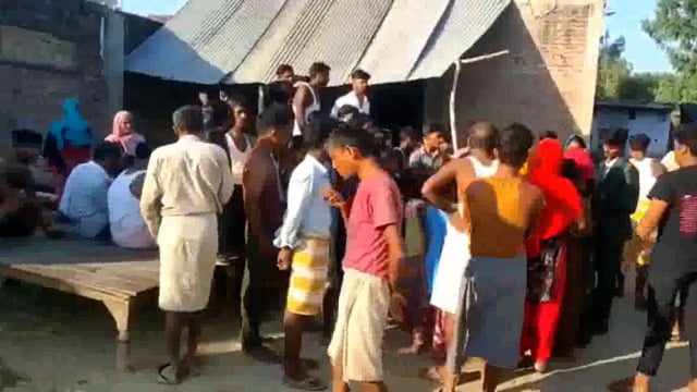 रामद्वारी गांव में पीड़ित परिवार ने दामाद पर दहेज़ हत्या का लगाया आरोप विवाहिता का शव खेत में पड़ा मिला।