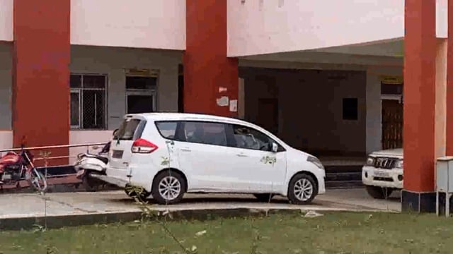 महोली विधायक शशांक त्रिवेदी ने चाय पर चर्चा करते हुए लोगो की समस्याओं को किया दूर...