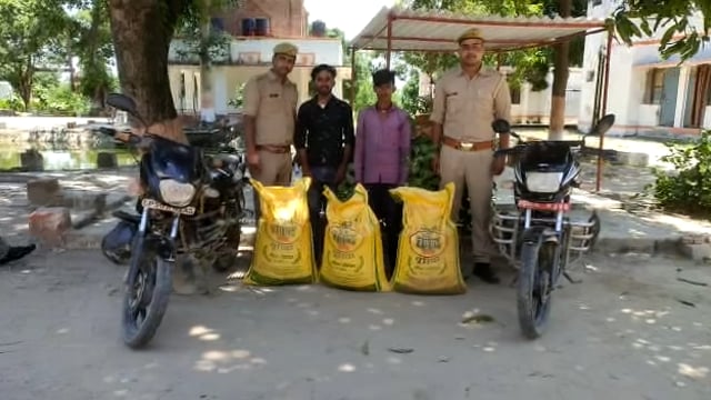 कपिलवस्तु पुलिस ने खाद्य की तस्करी करते दो व्यक्तियों को मोटरसाइकिल के साथ किया गिरफ्तार।