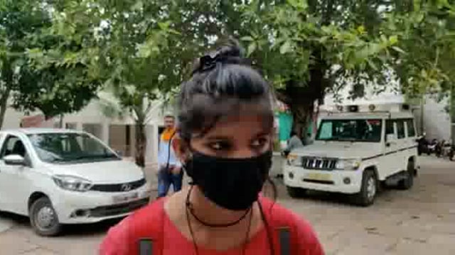 एक महिला आपनी सौतेली माँ एवं पिता, चाचा से परेशान होकर अपने लिये इन्शाफ एवं अपने दादा को आजाद करने को लेकर भटक रही दर दर