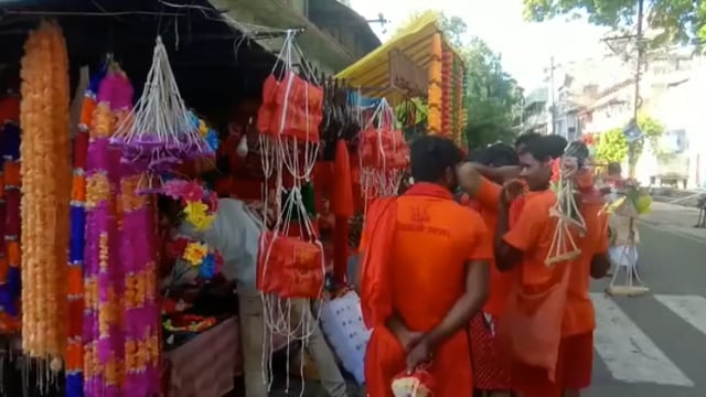 महंगाई का असर कावड़ बेचने वाले दुकानदारों पर भी पड़ रही है