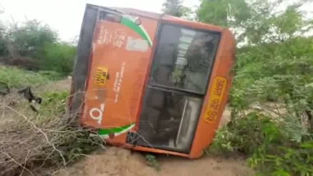 भस्नेह बांध के समीप असंतुलित होकर बस गिरी खाई में ड्राइवर एव क्लींजर घायल