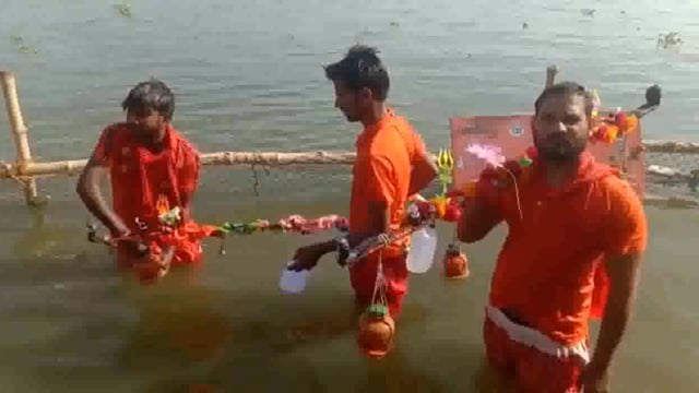 कावड़ियों का जत्था बरियाघाट से गंगाजल लेकर शिवद्वार के लिए हुए रवाना