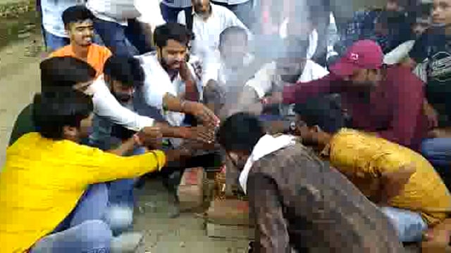 इलाहाबाद विश्वविद्यालय में फीस वृद्धि को लेकर छात्रों का विरोध कम होने का नाम नही ले रहा हैं।