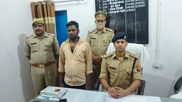 सलोन/रायबरेली- अंधे कत्ल की गुत्थी सुलझी, एक महीने के बाद आला कत्ल हथियार के साथ अपराधी हुआ गिरफ्तार, भेजा जेल। 