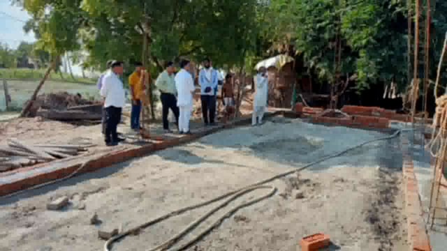 नवाबगंज खंड विकास अधिकारी ने पंचायत भवन के निर्माण कार्य का किया औचक निरीक्षण जारी किए दिशा निर्देश